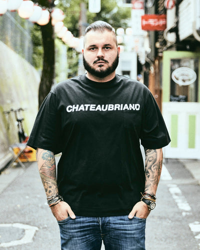 CHATEAUBRIAND ITALIC LOGO T-SHIRT BLACK